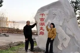 38岁美女教师，倒追65岁环卫工人，10年后的今天后悔了吗？图片