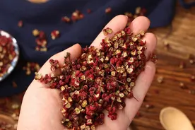 将一把花椒撒在花盆里，不管养啥花，作用厉害了，早学会早受益图片