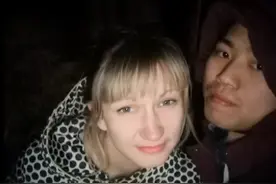 和妻子离婚后，河北小伙跑到俄罗斯养猪8年，还娶到00后大俄美女图片