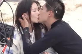 金晨王安宇沙滩上深情热吻！两人忘我气氛浪漫，现场甜蜜太暧昧图片