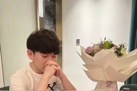 恋爱一周年，JackeyLove朋友圈晒和女友的甜蜜合照！狂撒狗粮图片