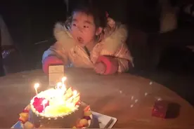 广西一萌娃生日家人齐唱歌，二哈唱得比谁都大声，萌娃举动太暖了图片