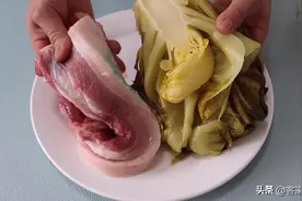 酸菜配五花肉？这做法在广东出了名，孩子说胜过出去吃大餐，过瘾图片