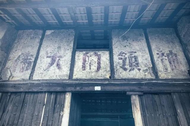 重庆长江边上的一条古朴老街，曾经名流如云，如今已被世人遗忘