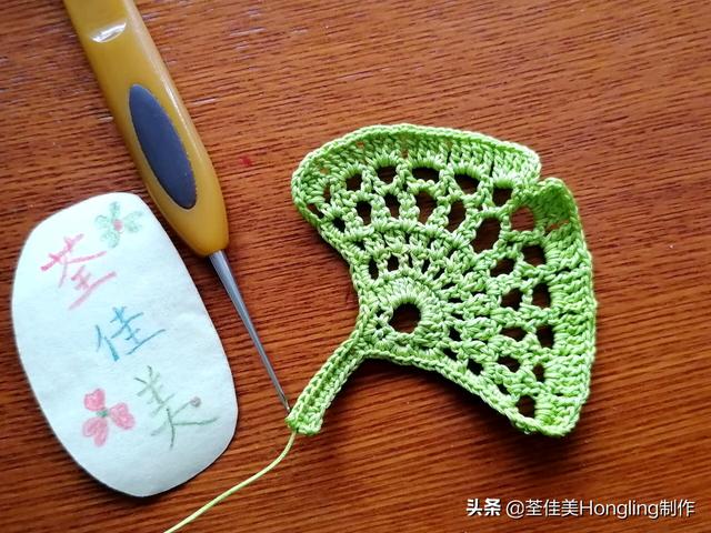 远方喜欢在银杏树下漫步的人,为你钩织了两片银杏叶哟