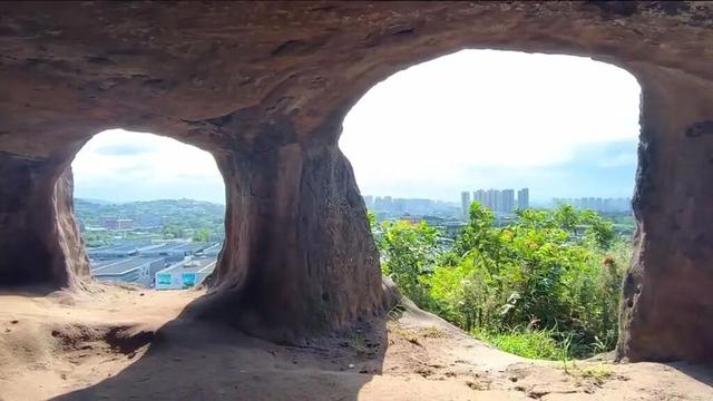 重庆永川闹市边发现一处奇观，山坡全被掏空，到处是窟窿
