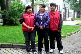 1999年雇主跑路，保姆没拿到工钱，却将双胞胎弃女培养成了大学生图片