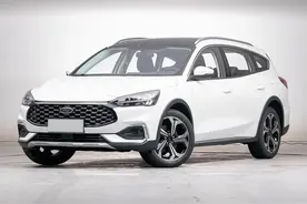 8AT自动油耗5.9L，低价高配合资大空间家轿，带你看福特福克斯图片