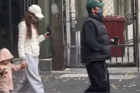 郑恺陪妻女逛街，穿厚底鞋看着也就比苗苗高两三厘米，不像178图片