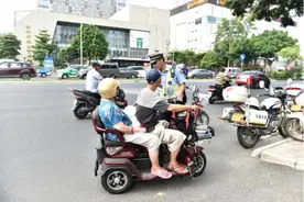 才知道，骑电动车、三轮车、老年代步车要考什么证？老年人难考吗图片