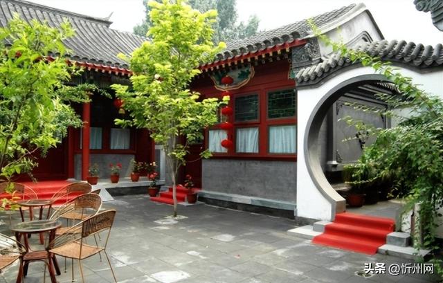 北京大爷喝酒被嘲“低人一等”，大爷：我家宠物狗住的都是四合院