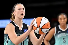 7中1，4分5失误！美国神射手彻底迷失，王牌三花聚顶单节轰出21-5图片