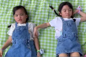 不满富豪老公样貌？熊黛林晒双胞胎女儿正脸照被评“没遗传你的基因”，发文回应：越来越像爸爸，有点不划算图片