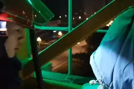 广州一男子爬上60米高塔吊讨薪，僵持四天三夜图片