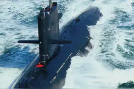 英国航母来南海闹事，被中国核潜艇全程跟监图片