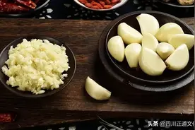 59岁男子坚持每天生吃大蒜杀菌、抗肿瘤，三个月后，身体如何了？图片