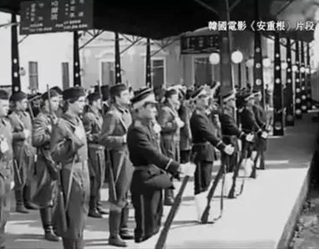 他生下来就有七个黑痣，人人都说天神下凡，长大后果然成为大英雄