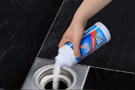 女子一口气倒进半瓶管道疏通剂，下水道炸了！眼睛也差点瞎了图片