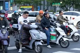 除了挂牌，电动车骑行还有何要求？3种车型得挂牌、考证、买保险图片