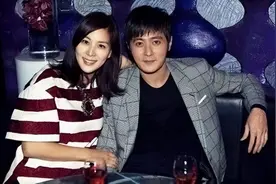50岁张东健老婆晒出居家照：家里色调美而不俗，幸福生活令人羡慕图片