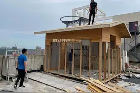 四川三台一小区楼顶违章建了座小木屋？执法局回应：已拆除图片