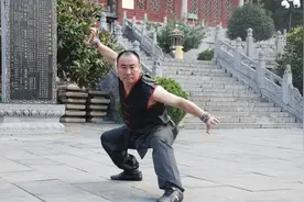 释小龙的父亲陈同山：后悔逼儿子练武术，上亿身家背后的带泪父爱图片