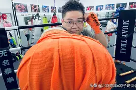 学格斗的女孩们：拳头能让我们平安走出那家烧烤店吗？图片