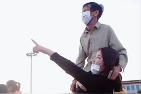 河南50岁老汉将弃婴养大，24年后养女身家千万，她单手扛父看升旗图片