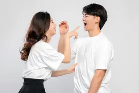 一段甜美的爱情，在初次见到对方时就知道了，眼睛暴露出了一切图片