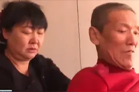 亲生父母双亡，辽宁女孩照顾瘫痪哥哥24年，52岁至今还未嫁图片