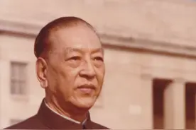 2000年耿飚去世后，江泽民慰问其妻子，耿夫人定墓志铭：耿飚将军图片