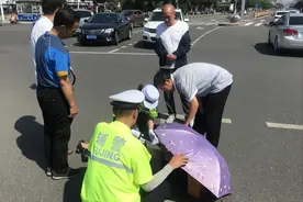 交警执勤途中晕倒，路人冷漠围观不肯上前，为何没人同情弱者了？图片