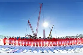 三一800吨履带起重机助力中石油首个风电项目首台风机顺利开吊图片