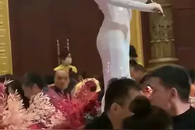 湖北：女子在闺蜜婚礼上表演，长裙凸显玲珑身材，网友：抢了风头图片