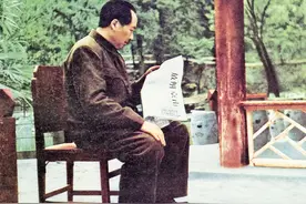 毛泽东在香山：剑指江南，饮马长江图片