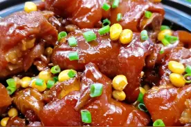 猪蹄怎么做才好吃？大厨分享2种特色做法，软烂Q弹，营养美味图片