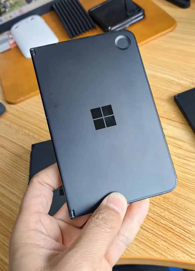 运行Win10“仙女座”的微软Surface Duo工程机更多照片曝光