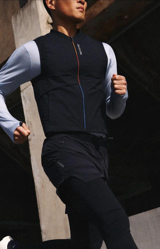 冬天跑步的年轻人，在城市冒险中重新定义自己