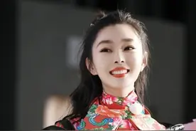 女星删不掉的翻车名场面：阿娇穿糖果色裤袜、宁静摔跤露出打底裤图片