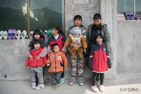 85后夫妻一口气生了8个娃，卖8头肥猪勉强可以养活8个孩子图片