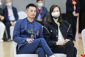奥运冠军林丹：退役当老板，妻子谢杏芳气质好，两人重归于好图片