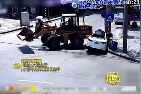 包工头拖欠3000工资，惹怒38岁铲车司机碾压轿车6次！要钱要命？图片