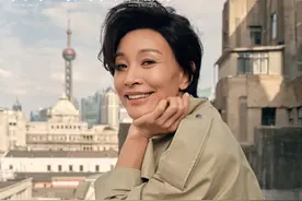女星陈冲亮相《WSJ.》封面，风姿绰约开怀大笑展成熟风韵图片