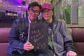 王宝强与甄子丹聚餐，打扮时尚撞脸谢霆锋，冯清全权负责老公造型图片