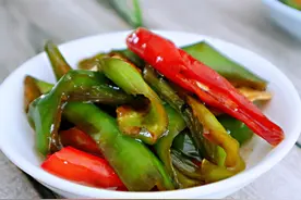 用这方法腌辣椒，50斤不够吃，3天入味，酸辣脆爽，好吃下饭解馋图片