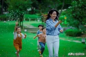 《三十九》主演齐聚，39岁孙艺珍挽手小3岁男主，网友：get到CP感图片