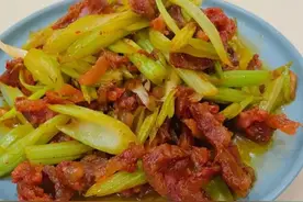 腊肠炒芹菜 | 完美下饭的腊味小炒图片