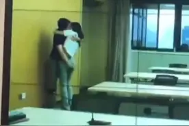 安徽铁塔不雅视频后续，双方身份疑曝光，已被停职，知情人曝更多图片