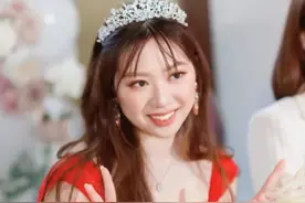 甄子丹女儿迎18岁成人礼，头顶王冠穿红裙好惊艳，火辣身材似妈妈图片