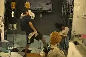 多大的仇？小女孩撒娇抱住后背叫爸爸，被一脚踹飞！网友：不放过图片